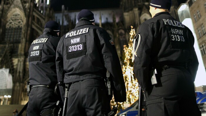 Die Polizei hat zwei junge Islamisten vorläufig festgenommen. Die Verdächtigen sollen einen ...