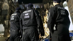 Die Polizei hat zwei junge Islamisten vorläufig festgenommen. Die Verdächtigen sollen einen Anschlag auf einen Weihnachtsmarkt in Köln geplant haben. (Bild: APA/dpa/Ina Fassbender)
