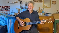  „Sag ein Wort, ich singe dann was“, fordert Hans Müller auf und unterhält als Troubadour. (Bild: Christina Natascha Kogler)