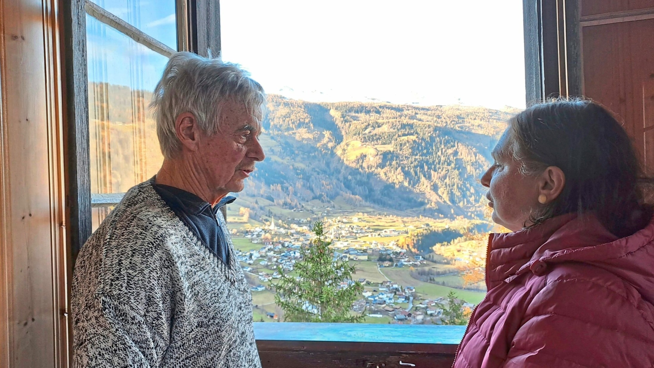 Mit Blick über Winklern singt Hans mit seiner Frau Gitti ein Lied über das Paradies Burgstall. (Bild: Christina Natascha Kogler)