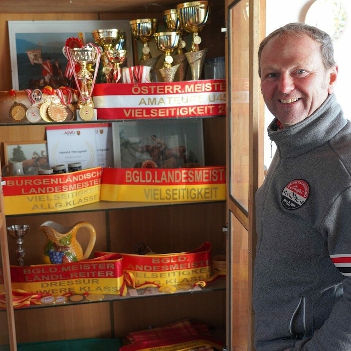 Harald Herzgsell mit seinen vielen Trophäen. Obwohl seine Eltern auf ihrem Bauernhof in ...