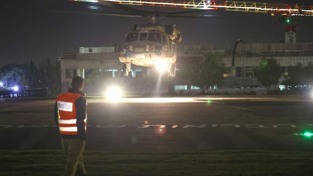 In diesem Hubschrauber wurden die beiden russischen Staatsbürgerinnen in ein israelisches Krankenhaus gebracht. (Bild: APA/AFP/JACK GUEZ)