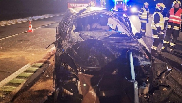 Das Auto hat sich mehrfach überschlagen. (Bild: Feuerwehr St. Donat)