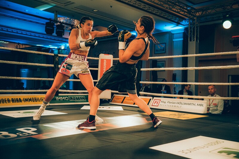 Michaela Kotaskova (li.) holte gegen die Marokkanerin Mahjouba Oubtil den WBF-Intercontinental-Gürtel (Bild: Christopher Blank)