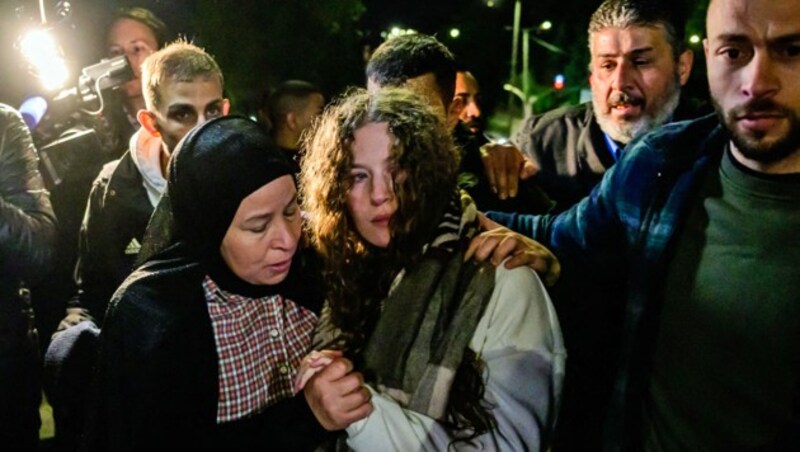 Die 22-jährige Ahed Tamimi wird nach ihrer Freilassung von Angehörigen in Ramallah im Empfang genommen. (Bild: APA/AFP/JOHN MACDOUGALL)