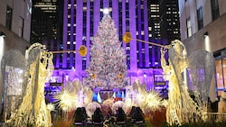 Mit dem Entzünden der etwa 50.000 Lichter am weltberühmten Weihnachtsbaum hat New York die heiße Phase der Weihnachtszeit eingeläutet. (Bild: AP)