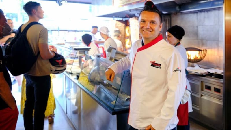 Ferhat Yildirim expandiert und sperrt auf 400 Quadratmetern gleich neben dem bisherigen Streetfood-Hotspot in der Favoritenstraße 94 sein neues Flagship-Lokal auf. (Bild: Michael Rausch-Schott)