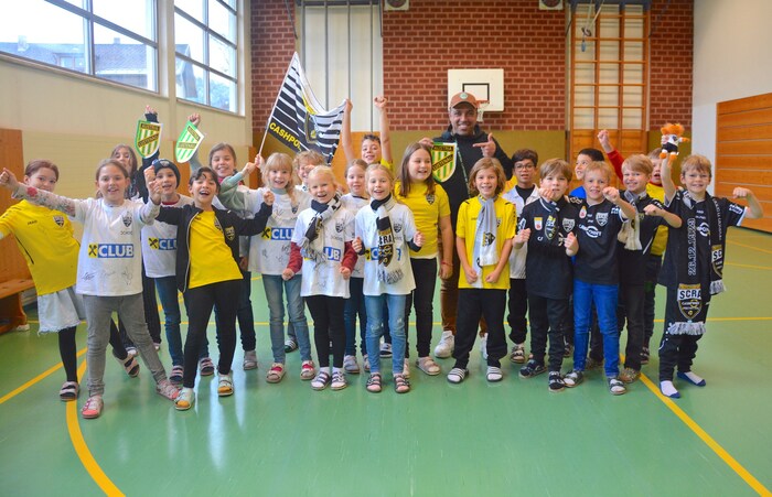 Die Kids in Altach haben viel Spaß mit „Herrn Momo“.
