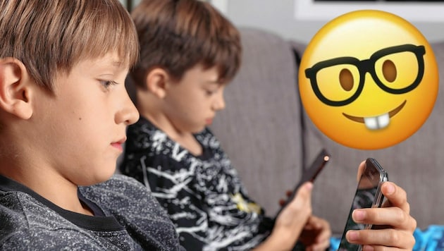 Teddy hat seine eigene Version des Symbols - das umgangssprachlich oft als Nerd-Emoji bezeichnet wird - als Genie-Emoji bezeichnet - und bietet seine Version Apple auch gleich an. (Bild: sabine hürdler - stock.adobe.com/Apple/KRONE KREATIV)