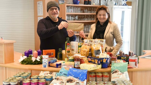 2020 hat Pfarrer Franz Zeiger (im Bild mit Stadtvize Karin Hörzing) die Tafel ins Leben gerufen. (Bild: Stadt Linz)