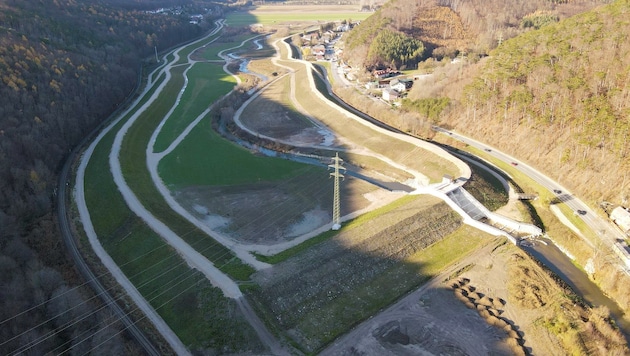 Ein riesiges Rückhaltebecken in Fahrafeld schützt ab sofort die Triestinggemeinden vor einem hundertjährlichen Hochwasser. (Bild: Marktgemeinde Leobersdorf/DroneMedia)