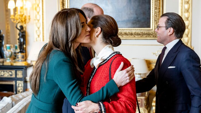 Ein Bussi unter Freunden: Prinzessin Kate begrüßte Kronprinzessin Victoria auf Schloss Windsor.