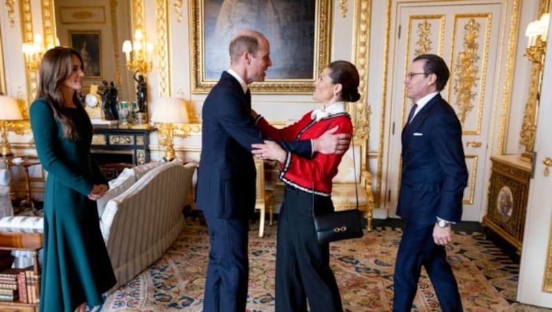 Das Wiedersehen von Kate und William mit Victoria und Daniel fiel herzlich aus. (Bild: Christine Olsson / TT News Agency / picturedesk.com)