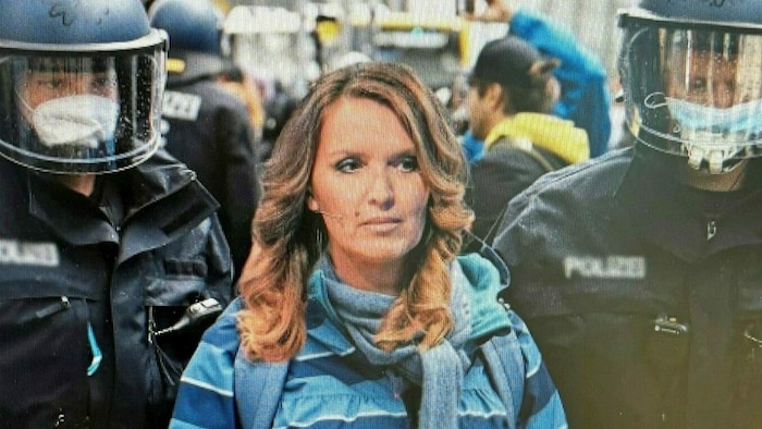 Ein Fake-Bild mit Karlich, die abgeführt wird, geistert aktuell durch das Internet. Kollege ...