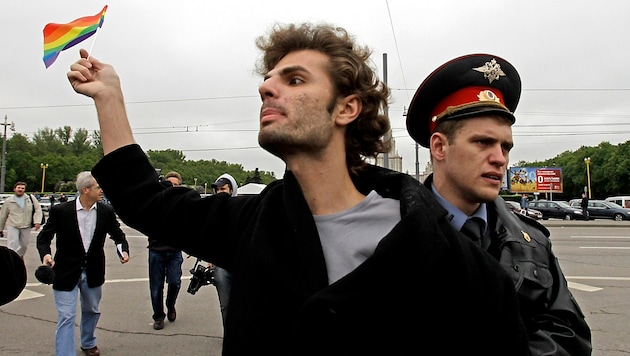 Archivbild aus dem Jahr 2009: Auflösung einer Homosexuellen-Kundgebung in Moskau (Bild: AP)