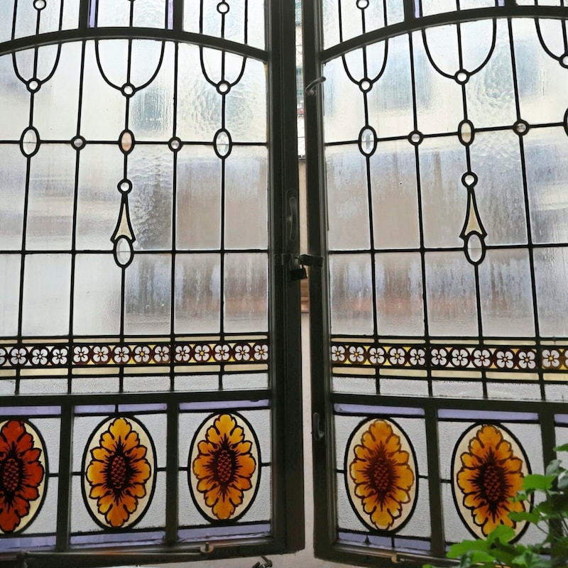 Die historischen Fenster im Stiegenhaus sind zwar schön, lassen sich aber trotz Schloss noch einen Spalt öffnen.  (Bild: zwefo)