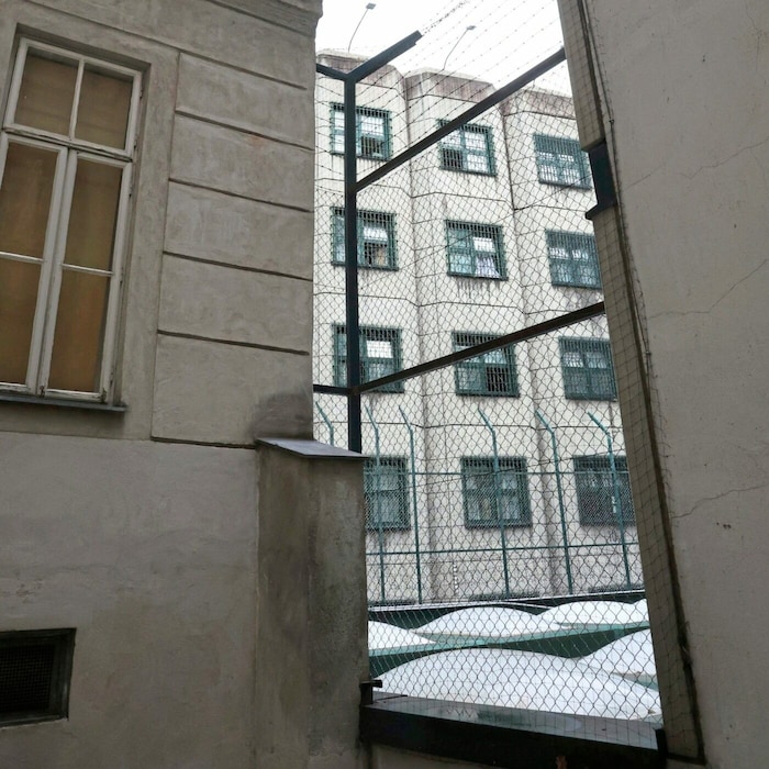 Beim Kellerabgang des Wohnhauses hat man einen guten Blick auf die Zellen.