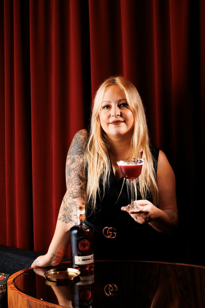 Isabella Lombardi überrascht mit ihrem Alpenveilchen in der Lvdwig Bar.
