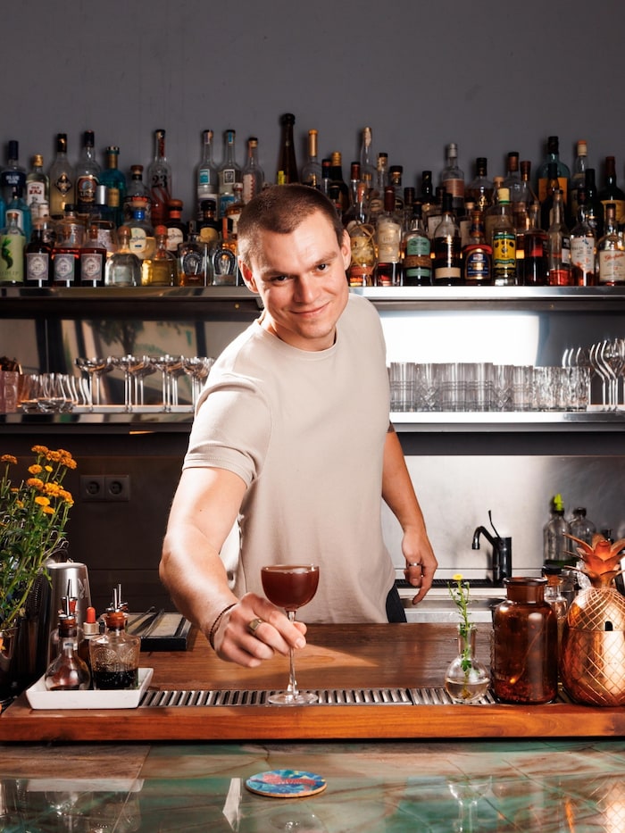 In der heiß begehrten Miranda Bar zeigt Stanislaus Deininger mit dem Cocktail Public Enemy sein Können. 