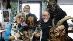 Susi und Hans Brugger sind ebenso versessen auf den Krampus wie Schwiegertochter Elke und Sohn Hannes. Selbst die Hunde der Familie mögen die kunstvollen Holzmasken. (Bild: Tröster Andreas)