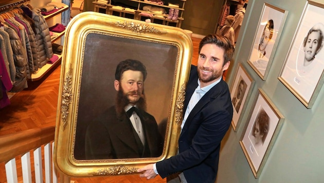 Gregor Grüner mit Ururopa Ferdinand, der das Modehaus 1868 gründete. (Bild: Uta Rojsek-Wiedergut)