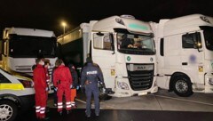 Polizei und Rettung auf dem Parkplatz der Inntalautobahn. (Bild: ZOOM.TIROL, Krone KREATIV)