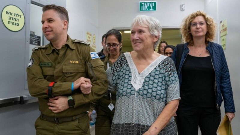 Ein israelischer Soldat geleitet eine freigelassene Geisel durch ein Krankenhaus. (Bild: AFP)