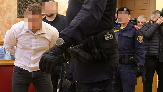 Der jüngere Angeklagte (20) umringt von Justizwachebeamten (Bild: Tröster Andreas, Krone KREATIV)