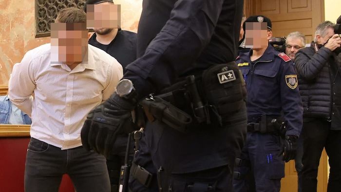 Der jüngere Ungar (20) umringt von Justizwachebeamten