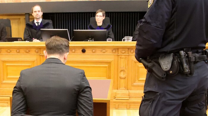Der ältere Angeklagte (26) vor dem Richtersenat