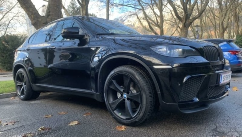 Um diesen schwarzen BMW X6 geht es in dem Kriminalfall (Bild: Polizei Salzburg)