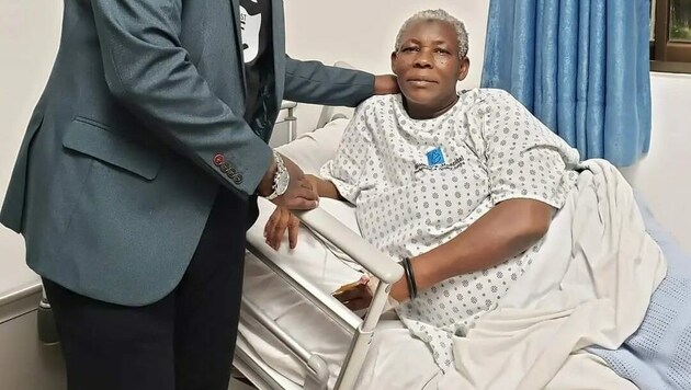 Safina Namukwaya, 70, brachte im Krankenhaus in Kampala ein Mädchen und einen Jungen zur Welt. (Bild: Women's Hospital International and Fertility Centre Kampala)