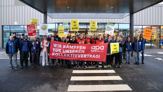 Die Mitarbeiter der Frühschicht der Metro legten gestern zwei Stunden lang die Arbeit nieder. Weil der Gastro-Großhändler ortsfremde Mitarbeiter holte, konnten Kunden einkaufen. (Bild: Tröster Andreas)