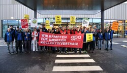 Die Mitarbeiter der Frühschicht der Metro legten gestern zwei Stunden lang die Arbeit nieder. Weil der Gastro-Großhändler ortsfremde Mitarbeiter holte, konnten Kunden einkaufen. (Bild: Tröster Andreas)