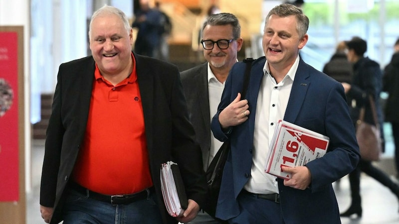 Die Chefverhandler auf Gewerkschaftsseite Karl Dürtscher von der GPA (links) und Reinhold Binder von der PRO-GE (rechts) können wieder lachen. (Bild: APA/HELMUT FOHRINGER)