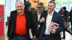 Die Chefverhandler auf Gewerkschaftsseite Karl Dürtscher von der GPA (links) und Reinhold Binder von der PRO-GE (rechts) können wieder lachen.  (Bild: APA/HELMUT FOHRINGER)