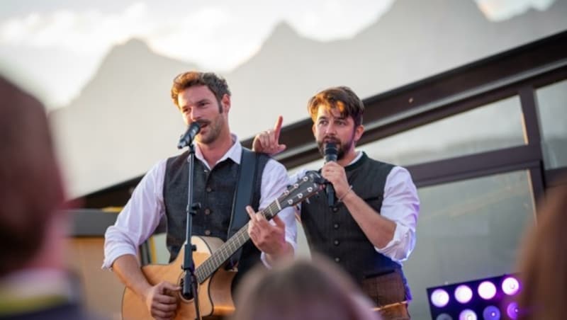 Die zwei beliebten Chart-Stürmer Pizzera & Jaus geben ihre Hits auf der großen Bühne in Obertauern zum Besten (Bild: Christoph HUBER)