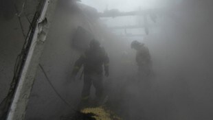 Feuerwehrleute kämpften gegen die Flammen nach den Einschlägen in der Region Donezk.  (Bild: AFP )
