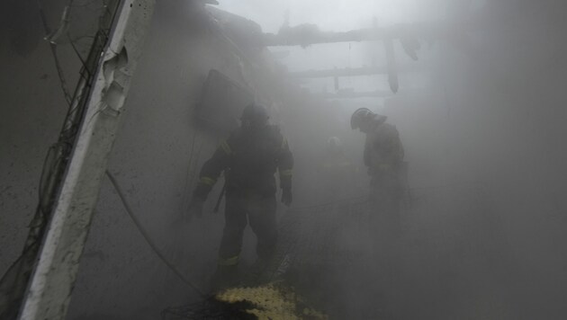 Feuerwehrleute kämpften gegen die Flammen nach den Einschlägen in der Region Donezk.  (Bild: AFP )