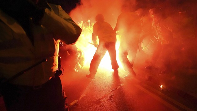 Polizisten haben vor dem Villa-Park mit Leuchtfackeln der Legia-Fans zu kämpfen ... (Bild: PA Wire)