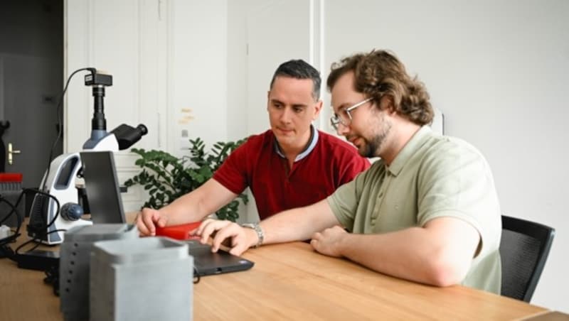 Im ehemaligen Sparkassengebäude in Steyr hat die Firma ihren Sitz. Hier tüfteln die Mitarbeiter Tino Kokan und Lenart Gabriel (r.) an Lösungen, die in der Autoindustrie eingesetzt werden sollen. (Bild: Markus Wenzel)