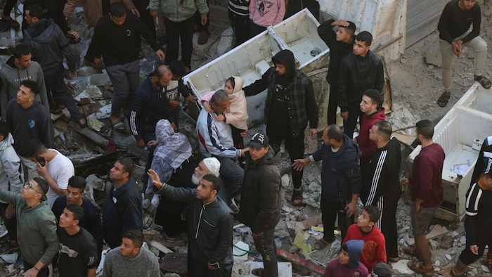 Einwohner in Rafah begutachten die Schäden nach einem israelischen Angriff kurz nach dem Ende ...