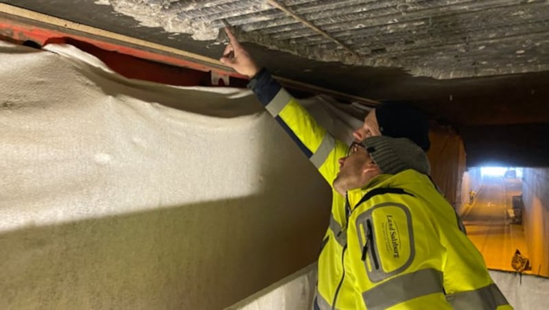 In der Tunneldecke wurde ein Hohlraum entdeckt. (Bild: Land Salzburg)