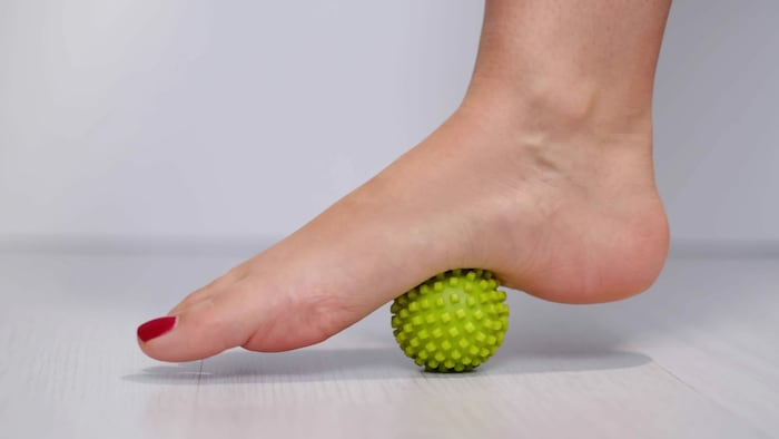 Übungen mit dem Igelball fördern die Durchblutung des Fußes.