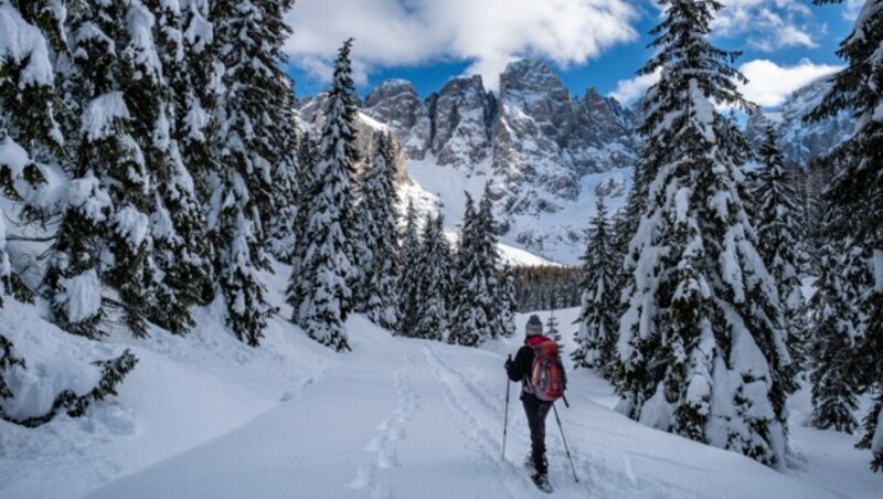 Auch Skifahrer und Skitourengeher sollten gewarnt sein: Die Gefahr von Schneebrettlawinen ist am Wochenende groß. (Bild: stock.adobe.com - scabrn)