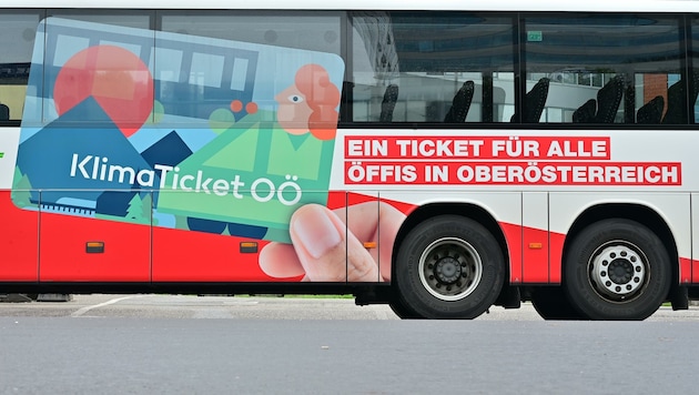 Das Klimaticket ist seit zwei Jahren auf Schiene. Seit Anfang der Woche wird es auch auf dem Handy angezeigt. Allerdings nur, wenn es sich um ein Österreich- Ticket handelt. (Bild: Wolfgang Spitzbart)
