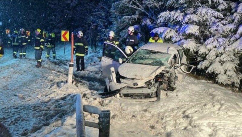 Schon am Freitag sorgte das Schneetreiben für einige Unfälle, wie hier in Zwettl an der Rodl. (Bild: FF Zwettl an der Rodl)