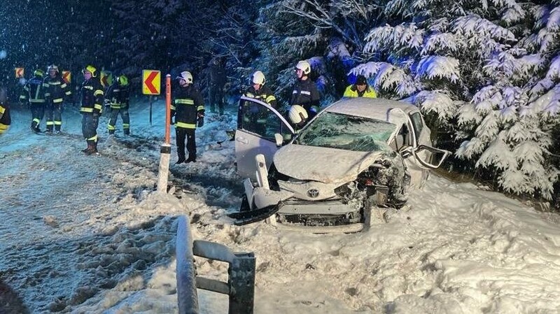 Ein Lkw-Anhänger touchierte den Pkw im Mühlviertel. (Bild: FF Zwettl an der Rodl)