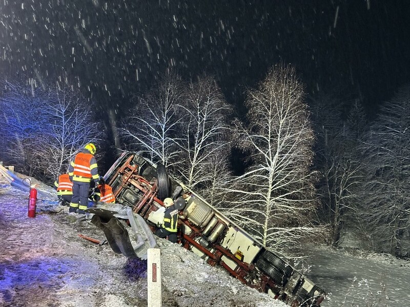 Der Lkw stürzte über die Böschung. (Bild: FF Zwettl an der Rodl)