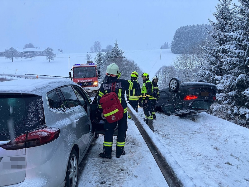 Seit Donnerstagabend stehen einige Feuerwehren in Oberösterreich und anderen Bundesländern im Dauereinsatz. Die winterlichen Fahrverhältnisse sorgten immer wieder für Unfälle. (Bild: FF Zwettl an der Rodl, Krone KREATIV)